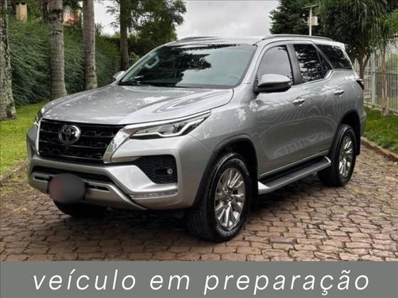 TOYOTA HILUX SW4 2.8 D-4D TURBO DIESEL SRX 4X4 AUTOMÁTICO TOYOTA HILUX SW4 2.8 D-4D TURBO DIESEL SRX 4X4 AUTOMÁTICO